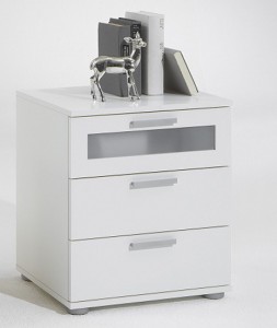 A bedside cabinet in white gives a charming look to the bed and the bedroom