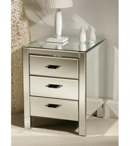 small chest of drawers 24013761 267x300 - Chest of drawers for the end of the bed