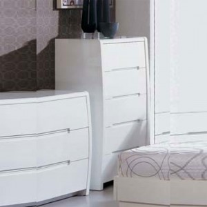 Decorating tips for bedroom furniture including chest of drawers