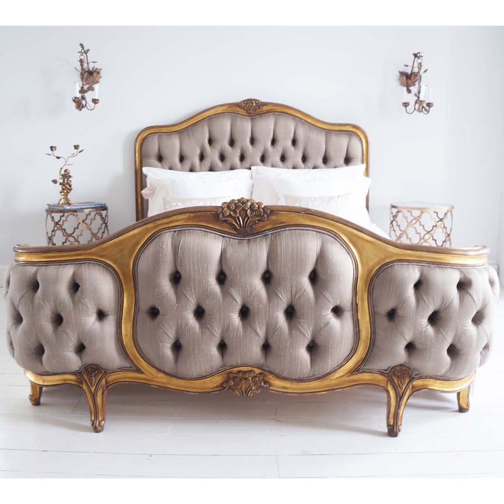 Antique Style Beds: Wooden Decor Ideas